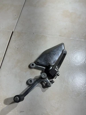 2002-2003 Yamaha R1 YZF 1000 передний левый боковой переключатель ножная опора кронштейн крепление - Изображение 1 из 4