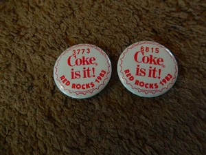 2 Vintage 1983 Cola weiß Metall Knopf Schild Werbung Cola Red Rocks Colorado - Bild 1 von 5