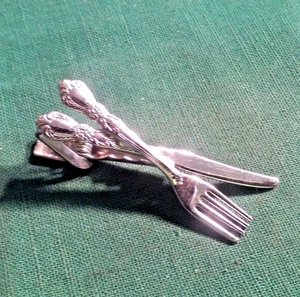 Cuchillo y tenedor utensilios tema figurativo solapa o clip de corbata tono plateado metal firmado - Imagen 1 de 4