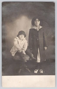 AK RPPC Foto Kinder Junge & Mädchen mit Namen auf Rückseite Vintage Antik - Bild 1 von 2