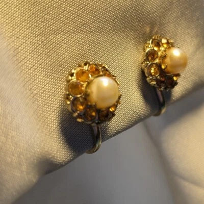 Pendientes Coro de perlas y diamantes de imitación amarillos vintage años 40 atornillados Foto 1 de 4