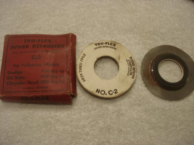 Par de retenedores interiores de sello de rueda delantera 1938-1942 Chrysler Royal, DeSoto, Dodge Foto 1 de 1