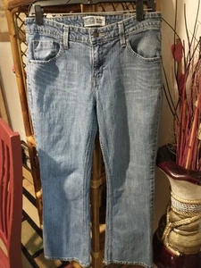LEVIS SIGNATURE Med. Wash Low Rise Bootcut Jeans Size 10 Short - Picture 1 of 12