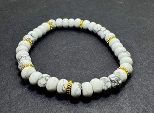 Weißes Howlith Stretch Armband - 6 mm Perlen, 6,5 Zoll - Gold Zwischenring Akzente - Bild 1 von 2