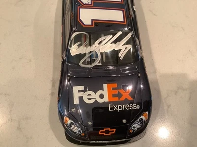 DENNY HAMLIN AUTOGRAFADO 2007 CHEVY FEDEX EXPRESS COR BERÇO CROMADO FUNDIDO E CARTÃO - Imagem 1 de 4