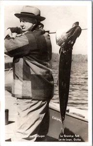 RPPC Hombre con peces en barco, O'Connell Lodge, Quebec Canadá - Foto postal - Imagen 1 de 2