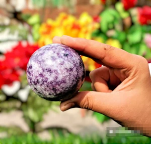 Piccola sfera di potere di guarigione metafisica pietra lepidolite naturale 50 mm A + - Foto 1 di 7