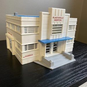 Plasticville O/027 Escala S HS-6 Hospital CONSTRUIDO - Sin Muebles - Modelo Tren RR - Imagen 1 de 15