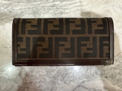 Nueva Caja FENDI Cartera Larga Doble Plegable Lona Zucca Cuero Marrón Logo FF Folio Donna Foto 1 de 4