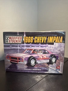 AMT 1966 Chevy Impala Stocker modificato scala 1:25 kit modellino auto plastica 1183 NUOVO - Foto 1 di 6