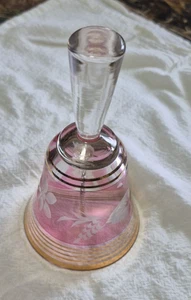 Kristallglocke Cranberry Farbe Floral geätzt Design Goldrand - Bild 1 von 7