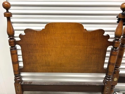 Um par combinado de camas antigas de carretel de poste baixo - Trabalhada em bordo de tigre figurado - Imagem 1 de 4