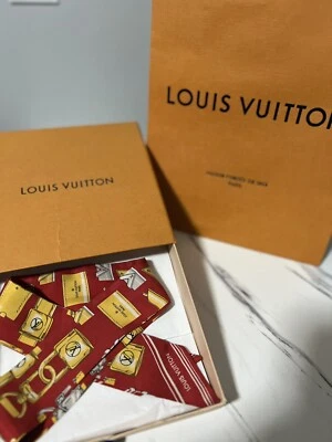 Bufanda reversible Louis Vuitton monograma seda roja y dorada Foto 1 de 4