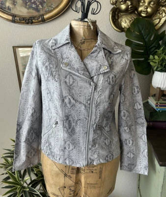 Adyson Parker 全新带标签白色灰色蛇皮印花拉链弹力摩托车夹克,尺寸 M  — 第 1/4 张图片