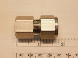 Hy-Lok CFC8-4N-S316 316 tubo de acero inoxidable de 1/2"" x 1/4"" conector hembra FNPT - Imagen 1 de 2