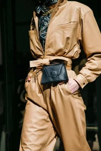 Bolso Cintura Cinturón Cadena Efecto Serpiente Espionaje ZIMMERMANN NUEVO SIN ETIQUETAS - Negro - $740 - Imagen 1 de 15