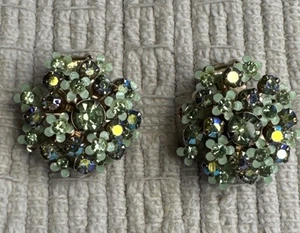 Vintage weiße grüne Stein Clip auf runde Ohrringe gemarkt großer Mittelstein - Bild 1 von 6