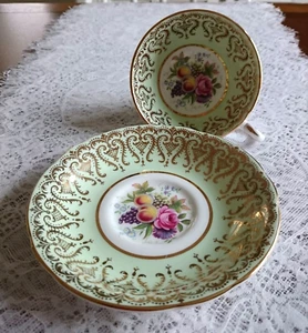 Paragon Teetasse & Untertasse, Obst & Blumen, vergoldet filigran auf weiß und neuwertiggrün - Bild 1 von 15