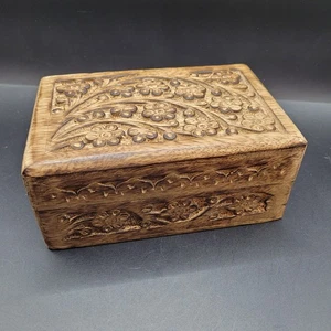 Caja de almacenamiento floral quemada tallada a mano Wiccan para amuletos, baratija, hierbas, ect - Imagen 1 de 9