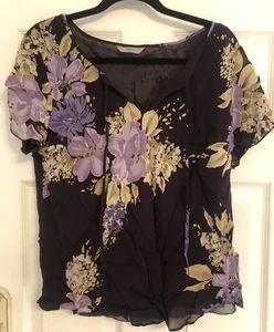 M&S Damen Bluse schwarz lila Blumen V-Ausschnitt komplett gefüttert Gr. UK 20 Preloved 🌸 - Bild 1 von 8