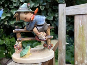 Goebel Hummel, Retreat To Safety vintage boy on fence with frog 1948, 2/0 - Picture 1 of 5