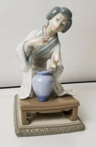 Lladro Japanese Lady Figurine Flower Arranger Spain 7.5” Tall Defect - Picture 1 of 12