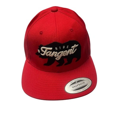 Gorra Ride Tangent Snap Back rojo negro oso bordado gráfico para hombre Yupoong Foto 1 de 4
