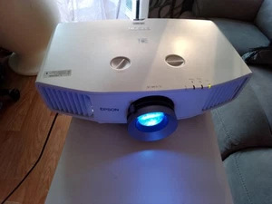 Epson EB-G5600 projector - Picture 1 of 5