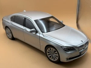 Kyosho Kyosho 1 18 BMW 750Li F02 2009 Hersteller Custom Box seltene Farbe Titani - Bild 1 von 10