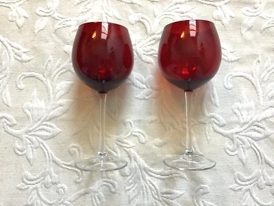 Juego de dos copas de vino de copa roja con tallos transparentes de 8,5" de alto INICIO Foto 1 de 4