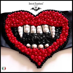 Cintura Larga Vita Alta Ecopelle Ricamata Perle Vampiro Bocca Cuore Gotico Punk - Foto 1 di 24
