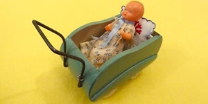 PUPPENWAGEN aus HOLZ mit PÜPPCHEN für die alte PUPPENSTUBE - Bild 1 von 9