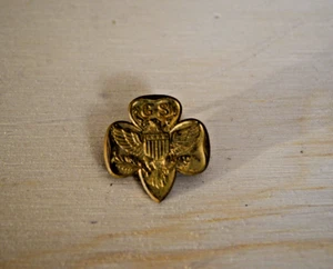 Prendedor insignia trébol medalla águila calva escudo tono dorado vintage Girl Scouts - Imagen 1 de 3