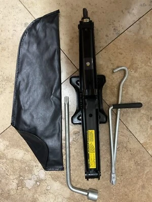 06-07-08-09-10-11-12-13-14-15-16-17-18 Toyota Rav4 Juego de gatos de neumáticos con herramientas OEM Foto 1 de 4