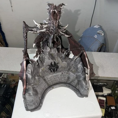 The Elder Scrolls V: Skyrim Collectors Edition - Alduin Dragon Statue & Base - Bild 1 von 4