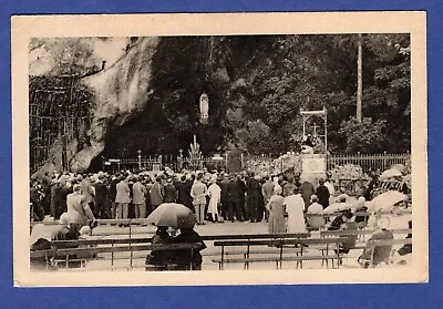 Q* Carte Postale CPSM Lourdes - Groupe De Pèlerins Devant La Grotte (1937) -65- • 1.39€