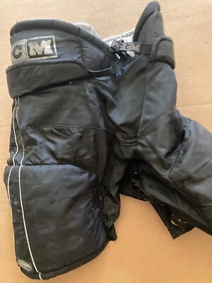 Pantalones Cortos USADOS CCM 652 Tachuelas Hockey Protectores Acolchados MEDIOS Agujeros Desgarros Foto 1 de 4