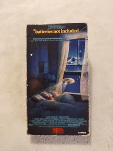 Batteries Not Included 1997 VHS Tape MCA First Release Sci-Fi CULT - Spielberg - Imagen 1 de 4