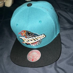 Mitchell & Ness Teal/Bk NBA Detroit Pistons Team Ground 2.0 HWC Snapback - OSFA - Bild 1 von 3