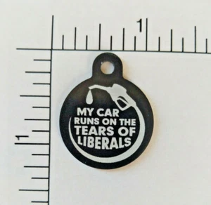 My Car Runs on Liberal Tears Grabado con láser Etiqueta de metal anodizado Dije Trump Político - Imagen 1 de 1