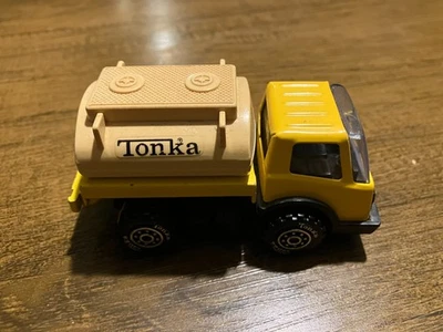 Camión cisterna pequeño Tonka de acero prensado de 1980, amarillo, hecho en Japón Foto 1 de 4