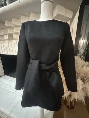 Mini Vestido Misha Collection Talla 4 EE. UU. Negro Manga Larga Borde Crudo Con Lazo Foto 1 de 4
