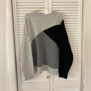 J. Rundhalsausschnitt weicher grauer und schwarzer Pullover modernes Farbblock-Design 2X neu mit Etikett - Bild 1 von 8