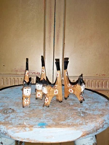 JUEGO DE CUATRO GATOS DE MADERA ALBESIA PINTADOS A MANO - Imagen 1 de 10