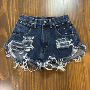 Wrangler Damen XXS Distressed Denim Shorts Nieten ausgefranster Saum 11,25 Zoll Taille - Bild 1 von 6