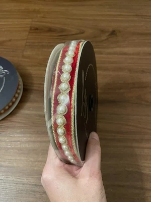 Cinta de terciopelo rojo Farrisilk con perlas blancas y adornos dorados, carrete de 5 yardas Foto 1 de 4