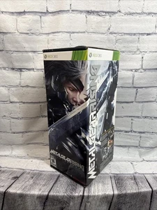 Metal Gear Rising Revengeance 2013 Edizione Limitata Xbox 360 Sigillato - Foto 1 di 7