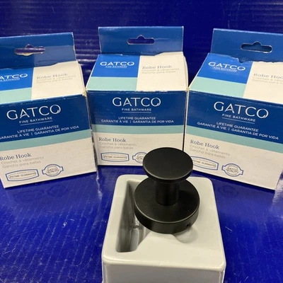 Paquete de 3 ganchos para bata Gatco 4635MX, acabado negro mate artículos de baño Foto 1 de 4