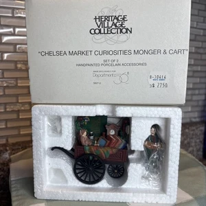 Dept 56 Dickens Village - Chelsea Market Curiosidades Monger y Carrito Juego de 2 - Imagen 1 de 4