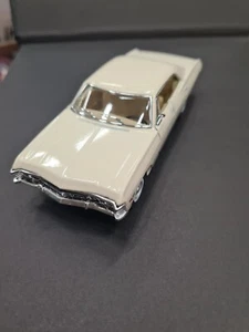 Chevrolet Impala 1967 Creamy Kinsmart coche de juguete modelo escala 1/43 diecast nuevo - Imagen 1 de 2